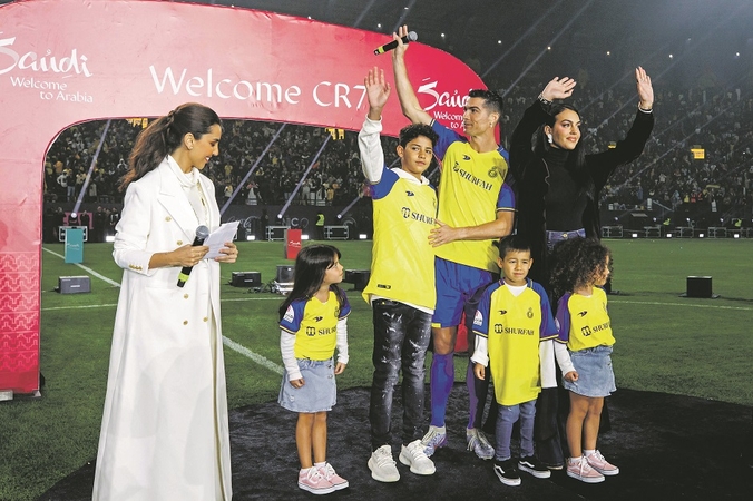Žvaigždė: sausio 3-iąją vykęs C. Ronaldo pristatymas Karaliaus Saudo universiteto stadione virto trumpu šou – jame dalyvavo ir futbolininko partnerė Georgina Rodriguez bei judviejų vaikai.