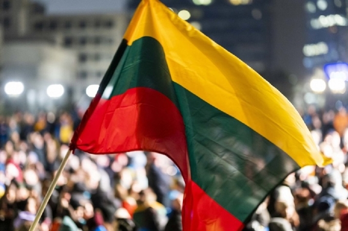 Seimas linkęs pritarti siūlymui neskirti baudų už neiškeltas vėliavas prie negyvenamų namų