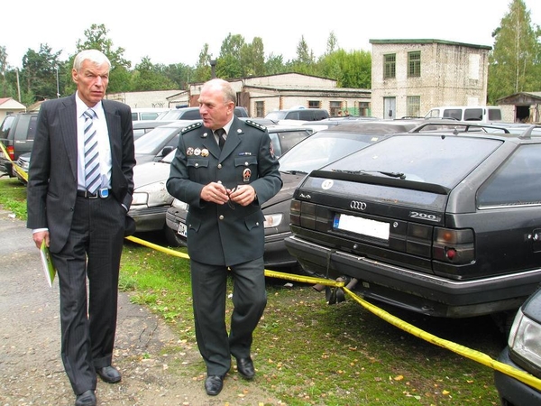 Postas: sujungus dvi pasienio rinktines, Pagėgių rinktinės vadas R. Timinskis (dešinėje) nuo šiol vadovaus ir Pakrančių apsaugos skyriui, kuris prijungiamas prie Pagėgių rinktinės.