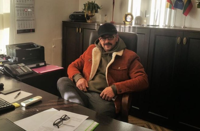 Perdažė: žilagalvis B. Markauskas vienai dienai tapo brunetu, o vietoje vešlios barzdos Klaipėdos rajono meras vieną dieną nešiojo ūsus.