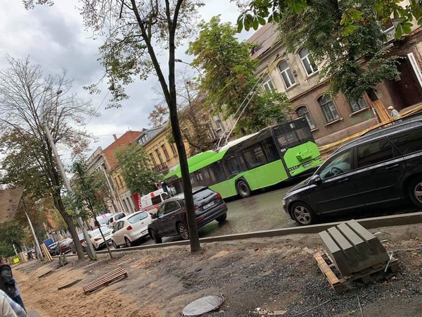 Nelaimė Kaune: troleibuse sukniubo keleivis – vyrą ištiko klinikinė mirtis