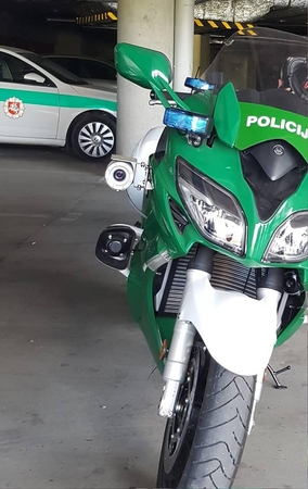 Policija kelių gaidelius vaikysis galingu motociklu