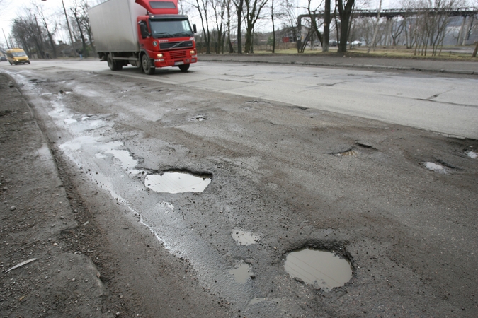 Vairuotojai jau skaičiuoja nuostolius dėl duobėse prakirstų padangų: kas laukia pavasarį?