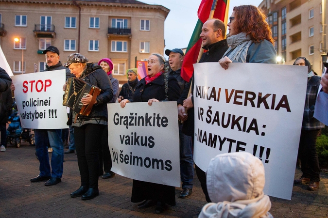 28 tūkst. tėvų pasirašė peticiją, reikalaujančią riboti vaiko paėmimą iš šeimos