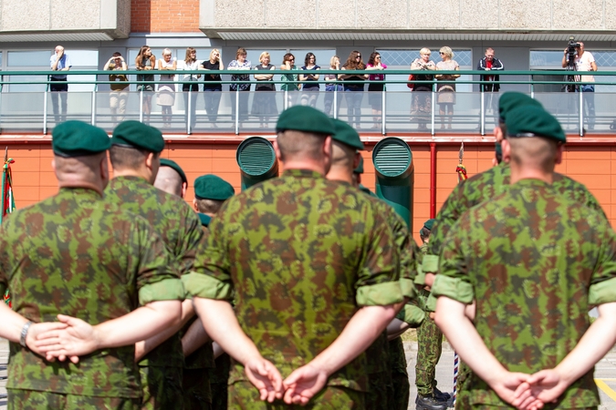 Mažus vaikus auginantys šauktiniai galės atsidėti tarnybą