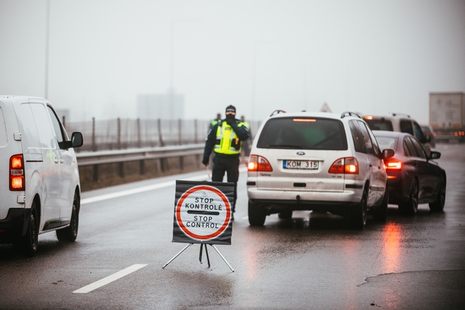 Įspėja dėl laidotuvių: vykstančias marčias ir žentus policija gali apgręžti