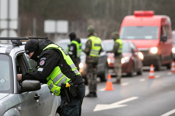 Policija: savaitgalį apskritys spręs, ar steigti judėjimo kontrolės postus