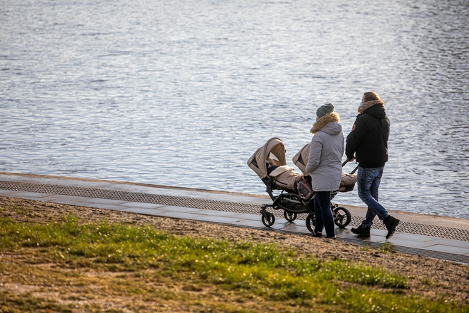 Siūlo nustatyti aiškesnę išmokų gimus vaikui mokėjimo tėvams tvarką