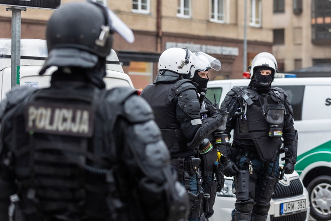Automatais ginkluoti pareigūnai „šukuoja“ Vilniaus centrą: ieško merginos, šovusios į vyrą