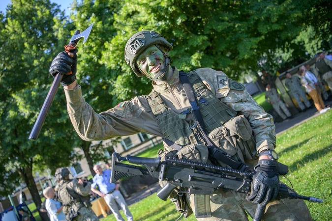 Į Karo akademiją grįžo per 70 baigiamojo būrio vado egzamino dalyvių
