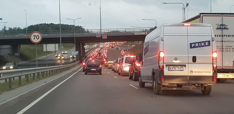Vilniuje eismą rytą paralyžiavo masinės avarijos