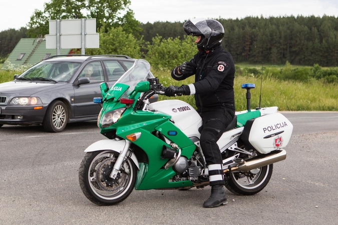 Biržų rajone merginų pilnas automobilis rėžėsi į pastato sieną