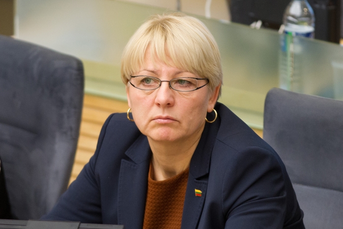 Prisiekė „valstiečių“ lyderį R. Karbauskį Seime pakeitusi A. Kubilienė