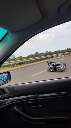 „Akropolio“ aikštelėje Vilniuje partrenktas ir sužalotas motociklininkas