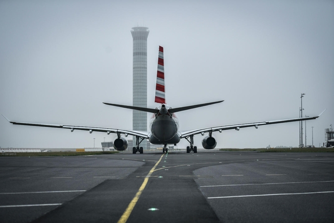Rengiantis kilti sprogo Kirgizijos aviakompanijos lėktuvo padangos