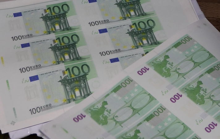 Bulgarijoje konfiskuoti milijonai padirbtų eurų ir dolerių