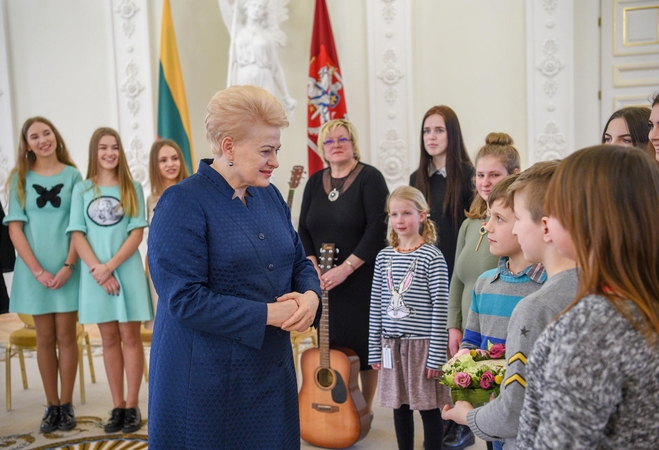 D. Grybauskaitei – apdovanojimas iš vaikų rankų