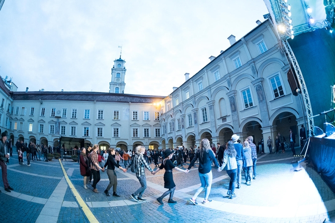 VU Kultūros centras kviečia į masinę liaudies šokių pamoką