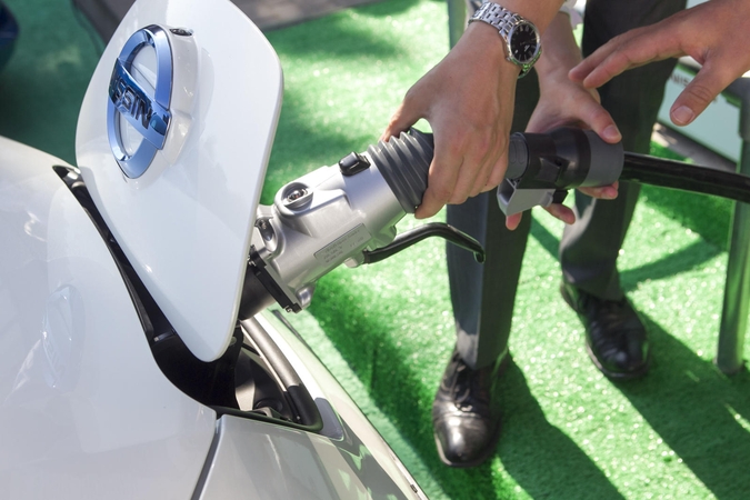Magistraliniuose keliuose – 10 naujų elektromobilių įkrovimo stotelių