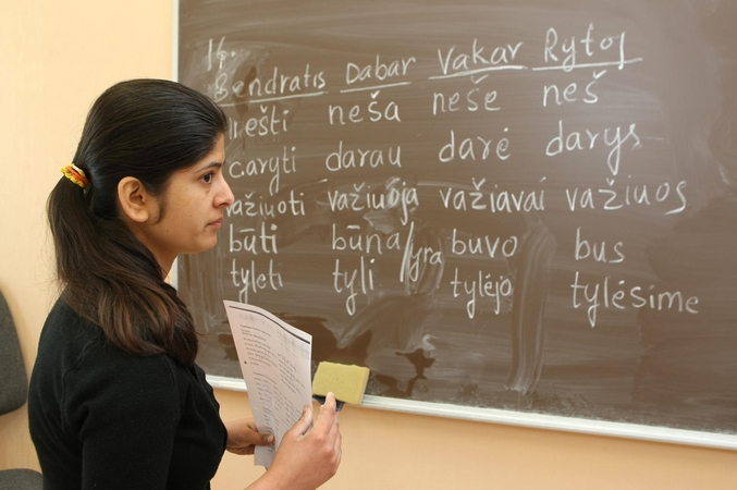 Siūloma laikinai leisti gyventi Lietuvoje baigusiems studijas užsieniečiams