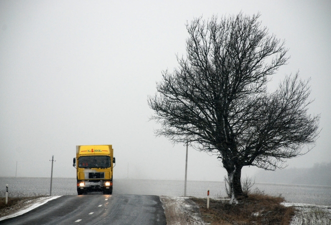 Įspėjimas dėl eismo sąlygų: reikia saugotis gūsingo šoninio  vėjo