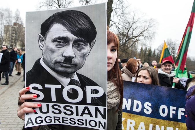 Prie Rusijos ambasados – protestas prieš karinius veiksmus Ukrainoje