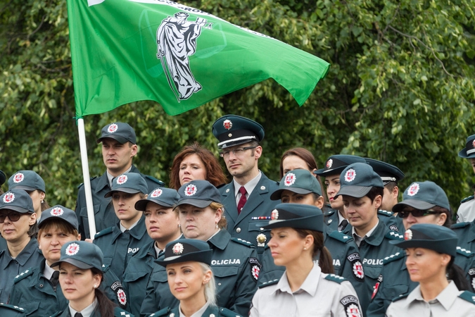 Darbo organizavimo pakeitimais nepatenkinti pareigūnai rengia piketus