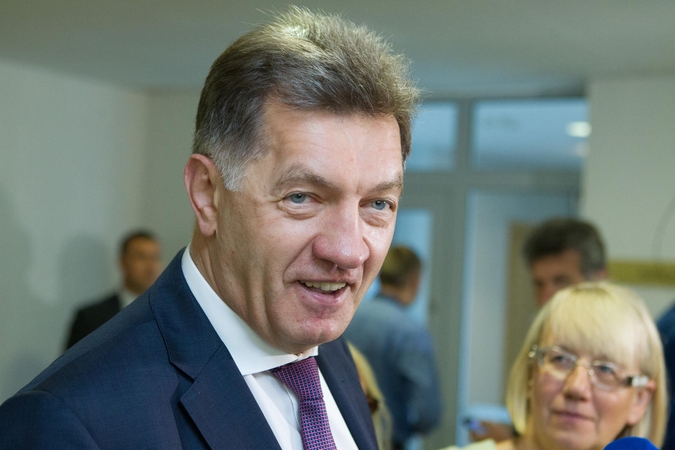 A. Butkevičius EK vadovui žada pasigirti kovos su „šešėliu“ rezultatais