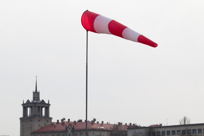 Sinoptikai įspėja saugotis smarkaus vėjo