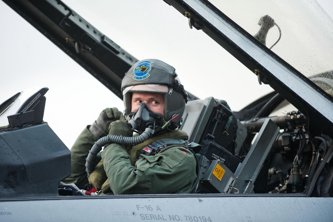 NATO naikintuvai iš Šiaulių lydėjo rusų žvalgybinį orlaivį