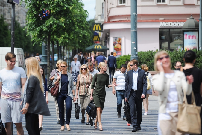Gali baigtis blogai: 8 iš 10 lietuvių, eidami per perėją, žiūri į telefoną