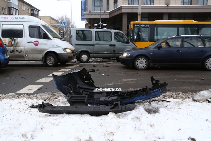 Smūgis per avariją važiuojant 50 km/h greičiu – lyg iššokus iš ketvirto aukšto