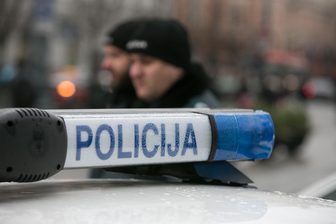 Avariją sukėlė nuo įkalnės nuriedėjęs automobilis