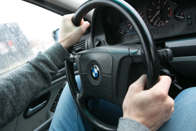 Prie BMW vairo – kelių chamas