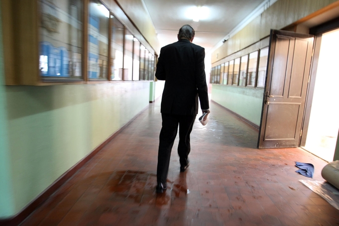 Valstybės tarnybos pertvarkos grimasos: žeminamos pareigos, kad nereikėtų kelti algų?