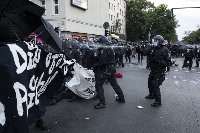 Berlyne per protestus prieš įvestus apribojimus sužaloti 45 policininkai 