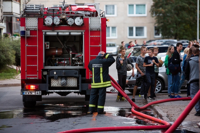 Vilniuje užsidegė daugiabutis, dalis gyventojų paliko namus