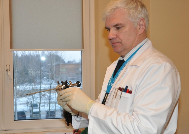 Vaikų chirurgas dr. V. Bilius ruošia prietaisą procedūrai