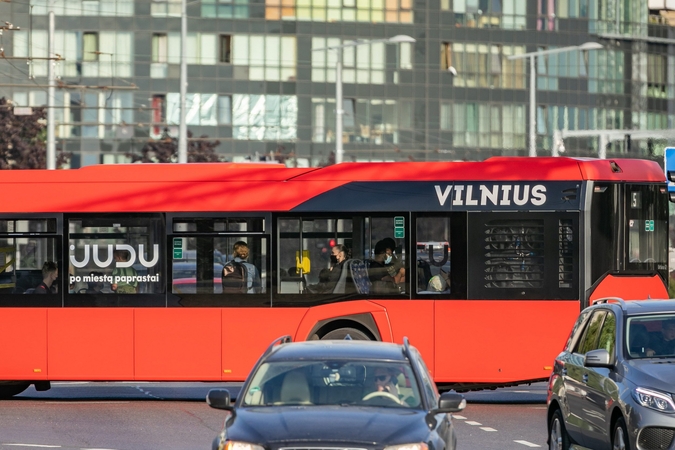 Atnaujinta tvarka viešajame transporte: leidžiama užimti ir stovimas vietas