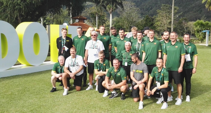 Krepšininkai prieš mačą su ispanais prasiblaškė golfo klube