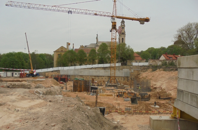 Kilus visuomenės pasipiktinimui, sustabdytos greta buvusio Misionierių vienuolyno kylančių daugiabučių statybos