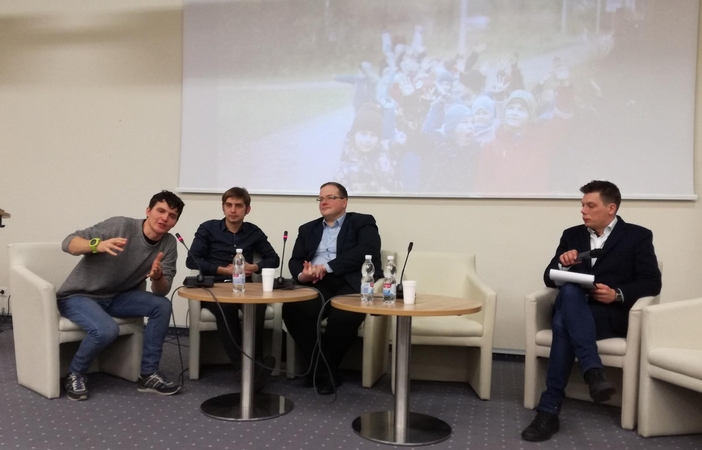 Nuotraukoje iš kairės į dešinę sėdi N. Buivydas, G. Kavaliauskas, E. Leichteris ir P. Tamolė