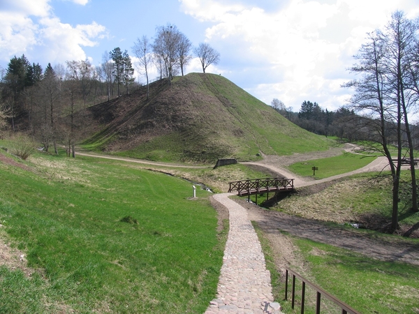 Baigtas tvarkyti Merkinės piliakalnis – atsiveria viena gražiausių panoramų Lietuvoje