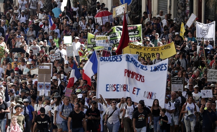 Prancūzijoje – masiniai protestai: žmonės nusiteikę prieš sveikatos pasą
