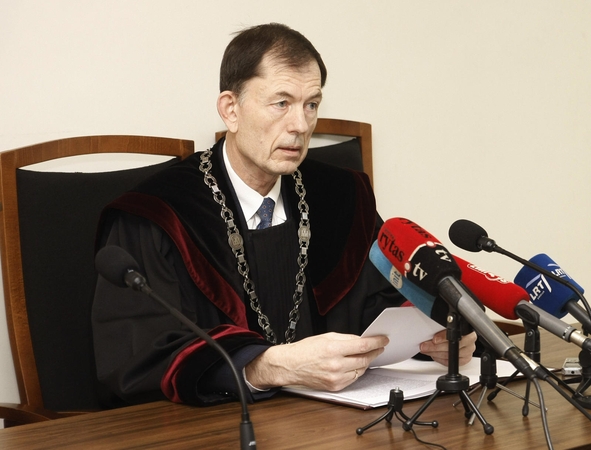 Seimas iš pareigų atleido LAT teisėją V. Masioką