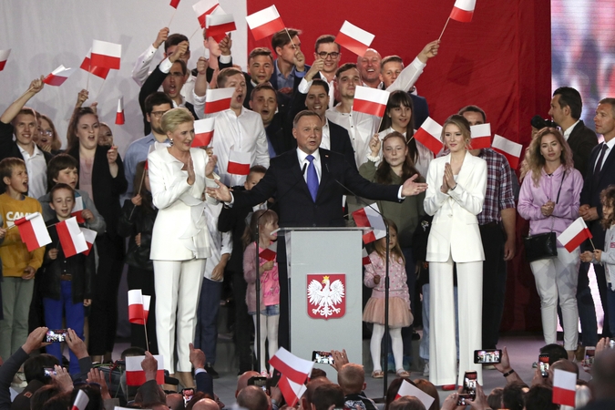 Analitikai: perrinkus A. Dudą, Lietuvai gali tekti rinktis tarp Briuselio ir Varšuvos