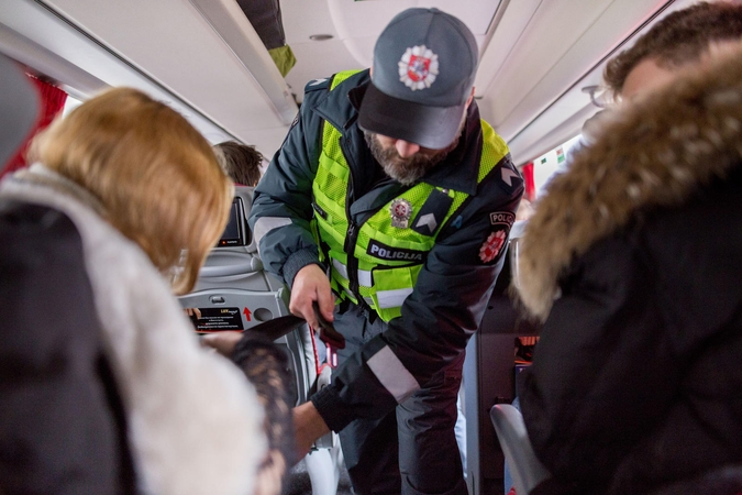 Pareigūnai tikrino autobusų keleivius: saugos diržą segasi tik po įspėjimo