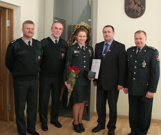 Apdovanota Vilniuje savižudį išgelbėjusi pasienietė