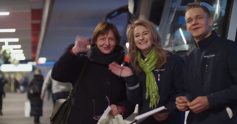 Autobusų stotyje šventinė staigmena sukėlė keleivių nuostabą