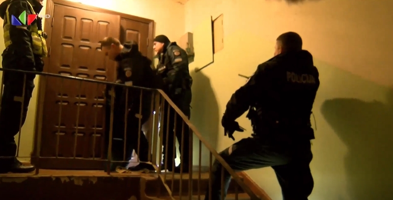 Vilniuje girta kompanija iš balkono pyškino į praeivius, policija šturmavo butą